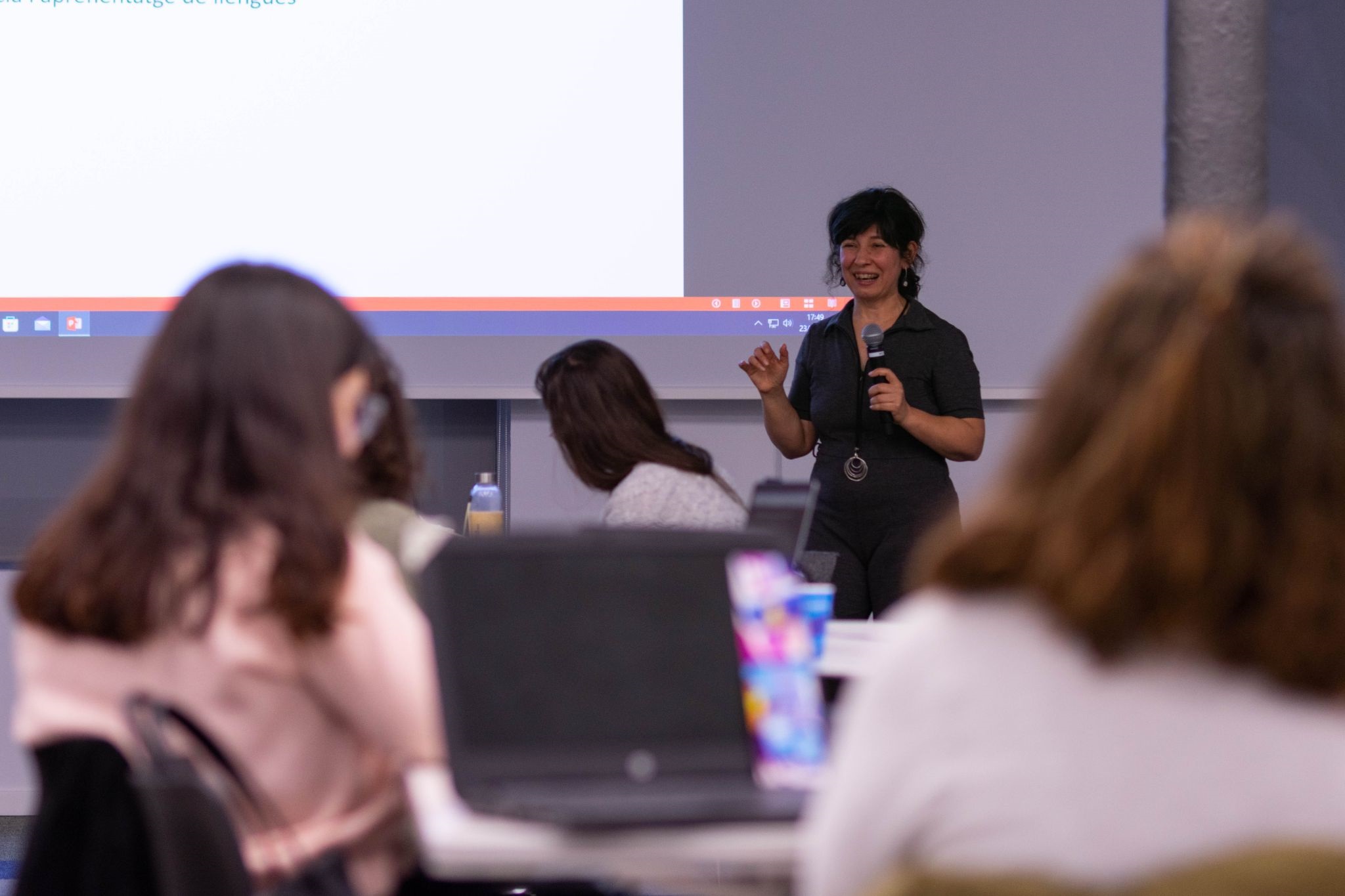 La doctora Mireia Ribera hablando en el taller.