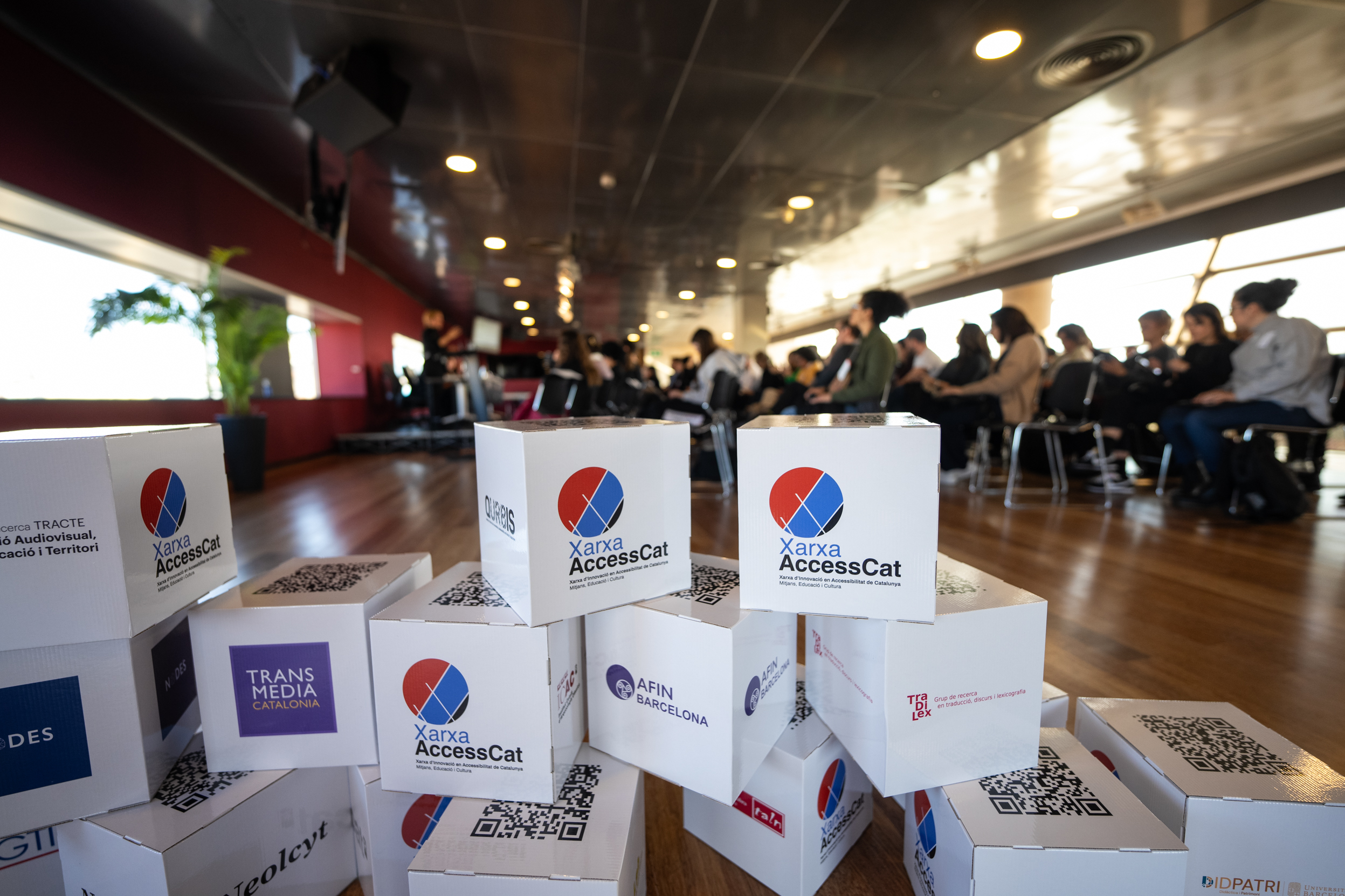 Cardboard cubes with the logos of the research groups of the Network decorate the CCCB at the AccessCat Innovation Day.