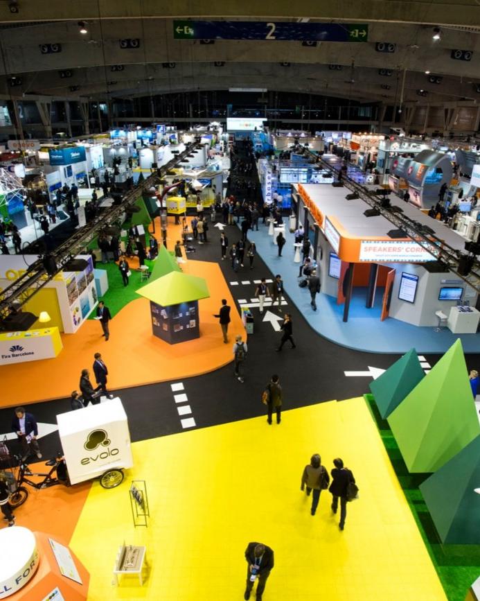 Edición anterior de la Smart City Expo, con una vista aérea de diferentes stands colocados a través de un motivo que imita intersecciones urbanas.