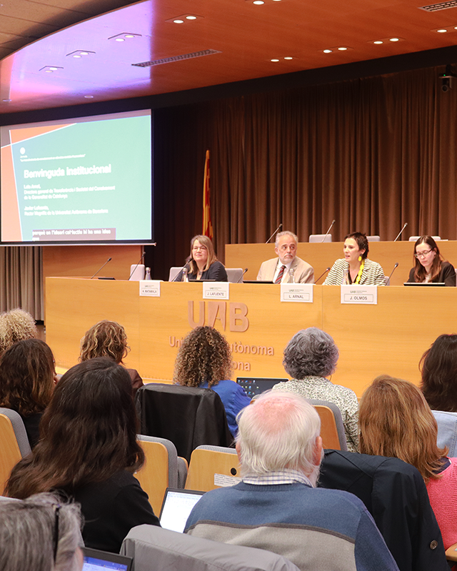 Ponents participants a la I Jornada de Transferència de Coneixement en Ciències Socials i Humanitats. Quatre persones parlen al públic d'un auditori.