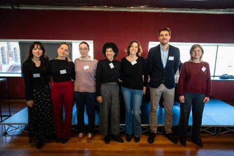 La investigadora Irene Hermosa (ganadora de la I Convocatoria de Soluciones Disruptivas) con los finalistas de la II Convocatoria, Chiara Gunella, Marina Pujadas, Inés Martins, Mireia Farrús, Afra Pascual y Marc Gonzalez.