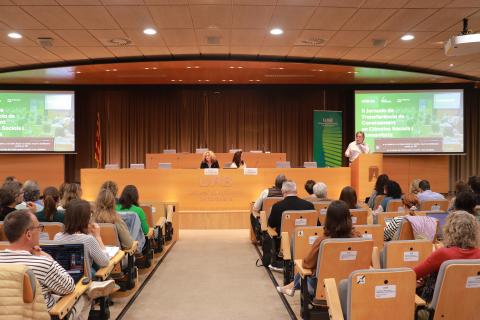 Lourdes Puigbarraca i Rosa María Sebastián a la benvinguda institucional.